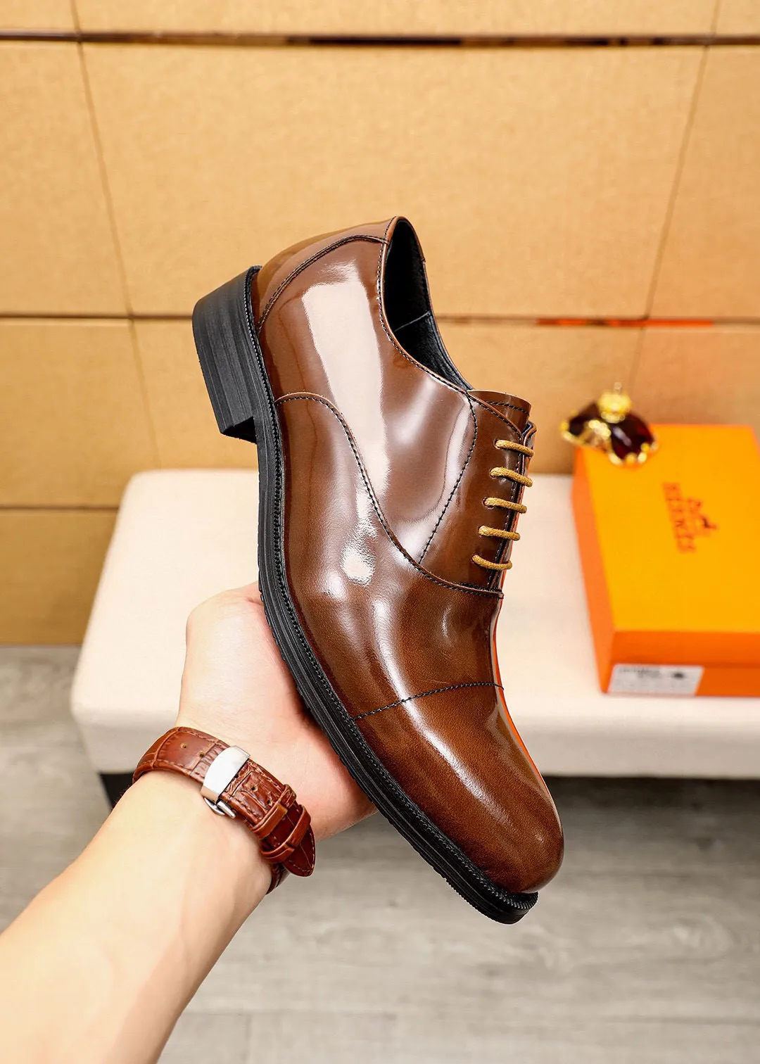 Men's shoes 💰460💐 Product trademark: HERMES "Hermès" business leather shoes Regular size: 38-44 (45🉑️customized) Product materials: Selected imported first-layer open-edge beaded calfskin upper, imported water-dyed 🐂 cowhide lining. Strong three-dimensional visual effect, non-slip and wear-resistant combination outsole Color: 2⃣️colors available